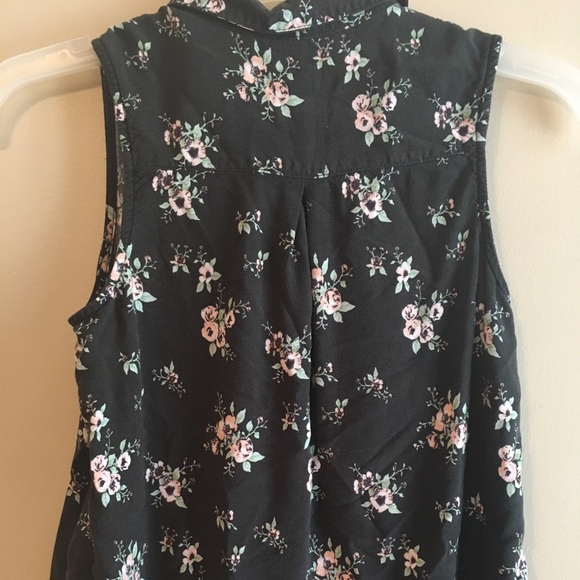 Stylish flowered button down top - Picture 5 of 7